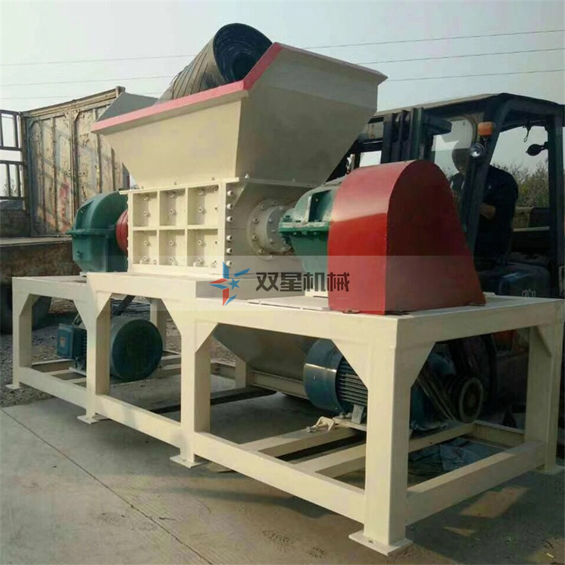 双轴撕碎机工作现场